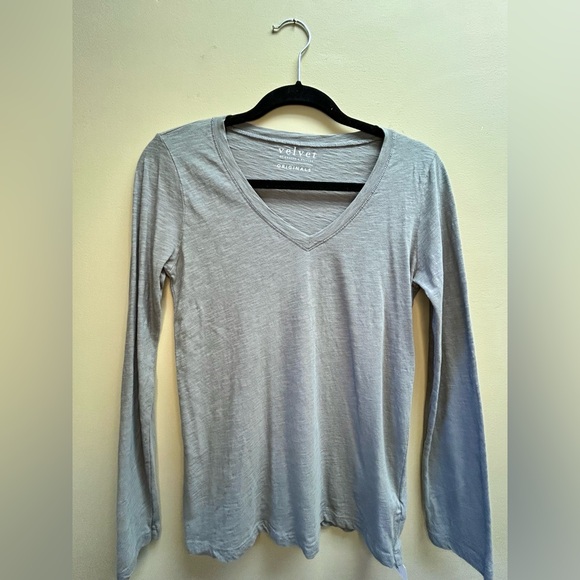 Velvet by Graham & Spencer Light Gray Long Sleeve Top - Picture 2 of 6